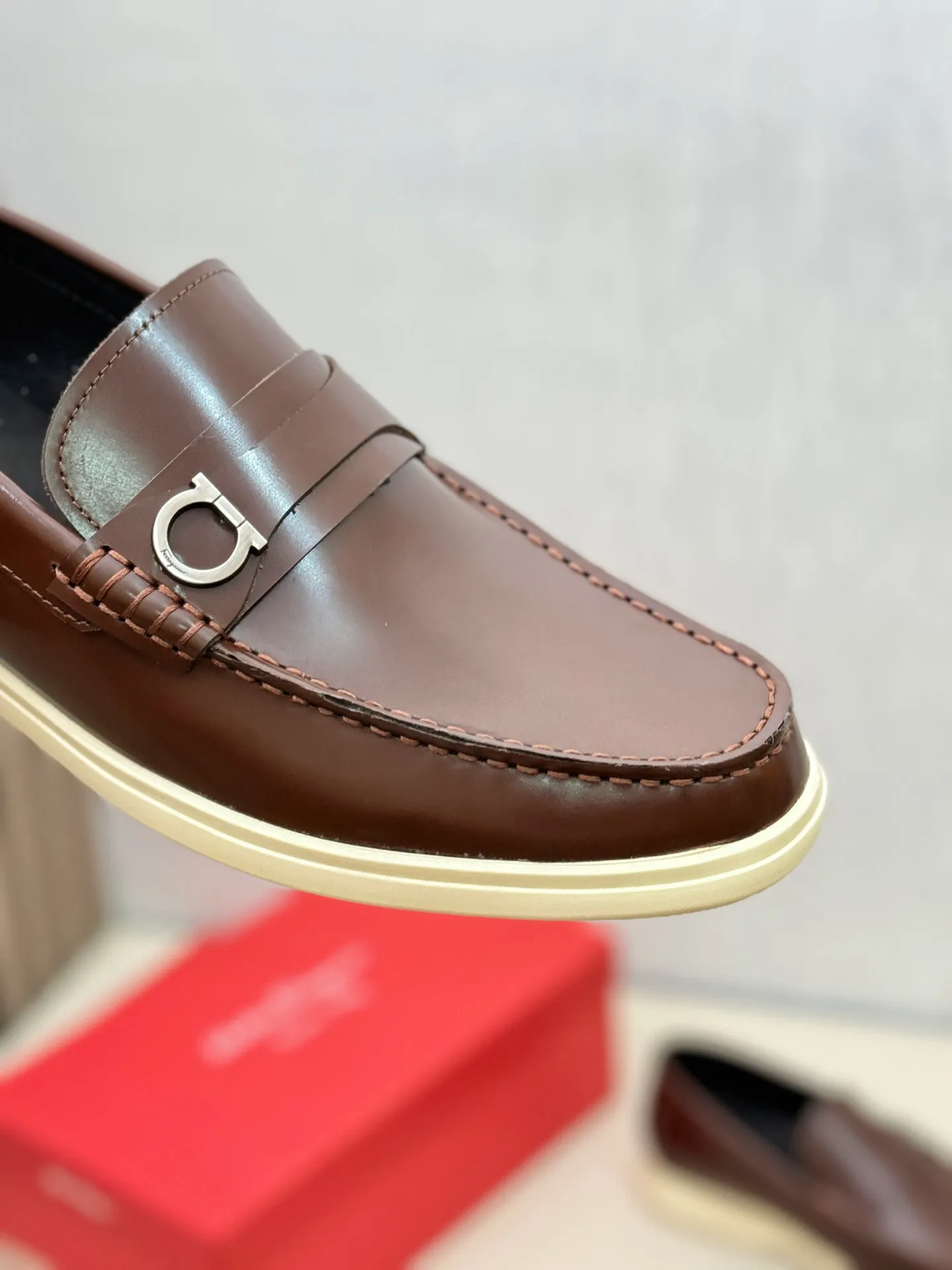 [Ferragamo] P: 580💰 Number of yards: 38~44 (45 orders are non-returnable) Ferragam's new men's driving shoes, the fabric is made of imported cowhide, with visible texture, heavy industrial stitching, dyed calfskin inside, standard logo cowhide feet, big-name experience, soft and comfortable on the feet, a men's favorite, special non-slip and wear-resistant rubber soles, easy to handle various occasions, with original box packaging!